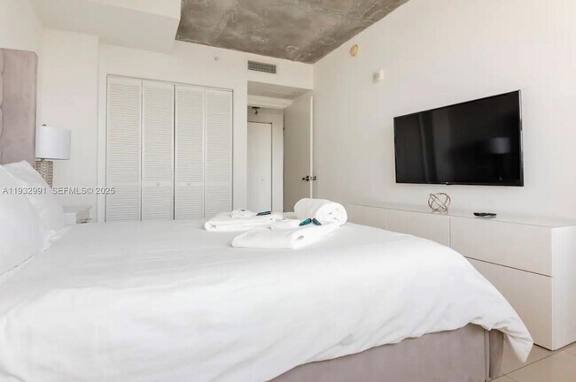 Building Photo - 3250 NE 1st Ave