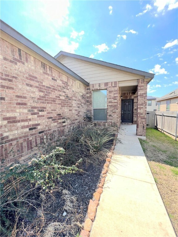 Building Photo - 901 Solitude Dr