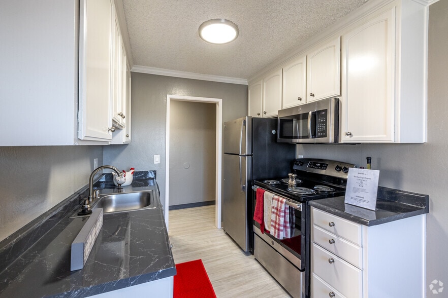 1BR, 1 BA - 726SF - Kitchen - Bel Tempo Apartments