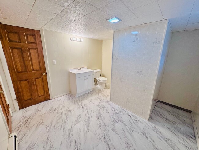 Building Photo - Spacious, sun-filled living with a backyar...