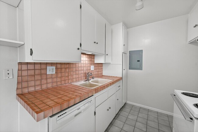 Building Photo - Gorgeous 2 Bedroom inside Gated Community! Close to Beach