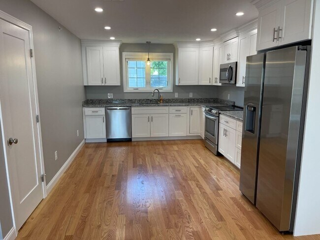 Building Photo - 1093 Main St