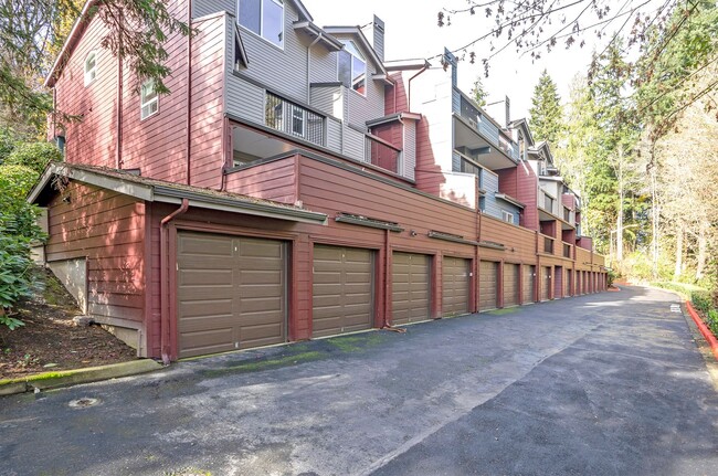 Building Photo - Wonderful 2-bedroom Townhome Style in Both...