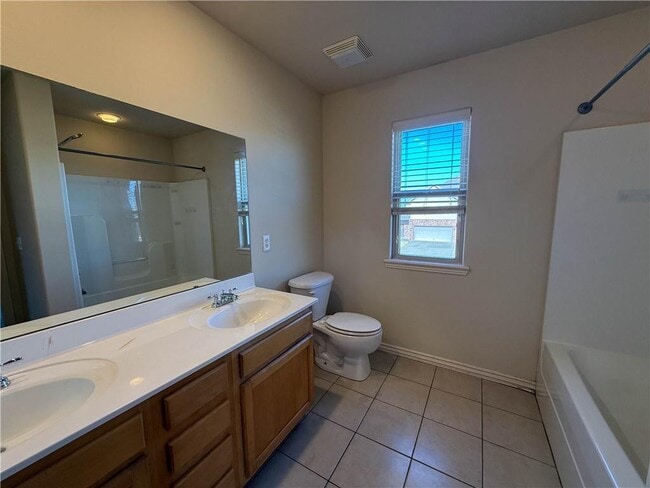 Building Photo - 902 Oakwood Ln