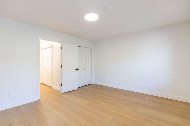 Building Photo - Beautifully Renovated 2 Bed, 2 Bath Coloni...