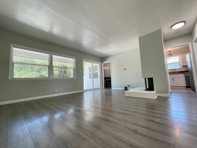 Building Photo - Remodeled 3 Bedroom + 2 Bath Property in R...