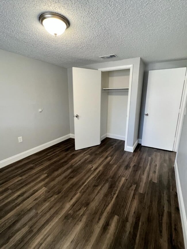 Building Photo - 907 35th Ave W