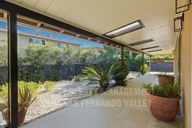 Building Photo - Stunning 3bd Home with Private Outdoor Oasis