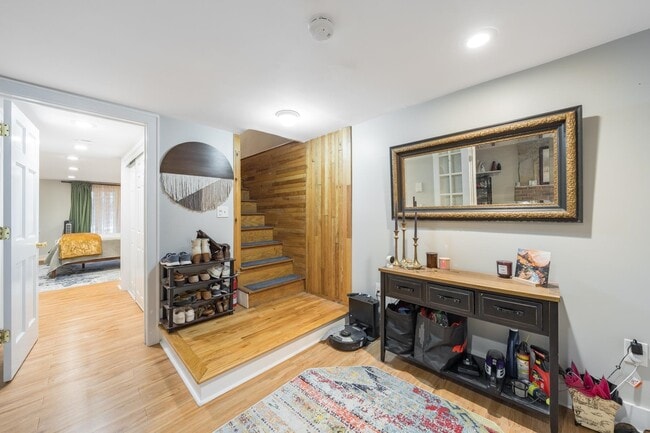 Building Photo - 251.5 York St