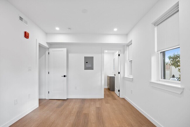 Building Photo - 723 West Ave