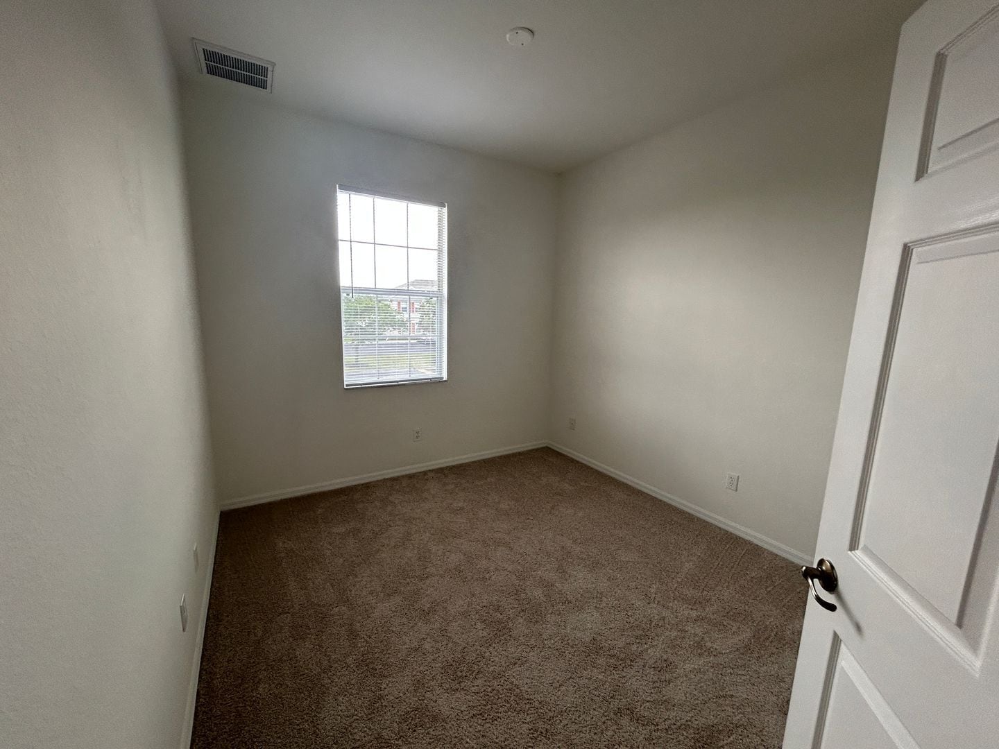 Building Photo - Spacious 3/2  in gated community off Colonial Blvd