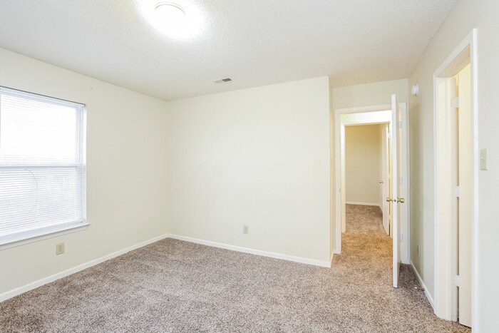 Building Photo - 10740 Glenayr Dr