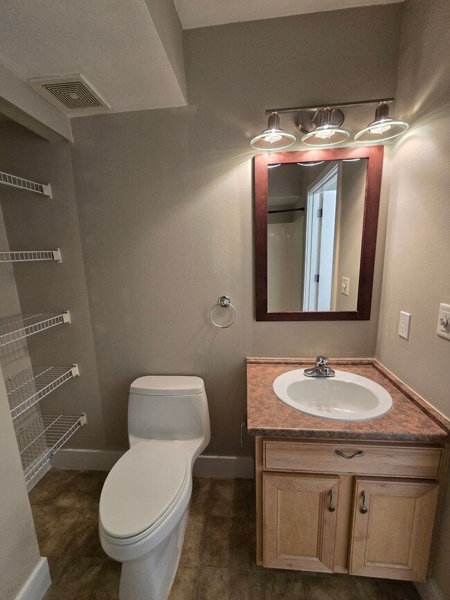 Building Photo - 2 Bedroom 1 Bathroom Condo in Downtown Bellingham