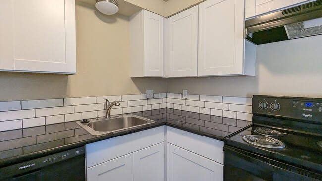 Building Photo - 2 bedroom 1 bath duplex