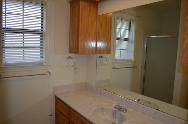 Building Photo - 912Rebecca