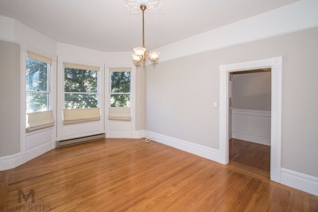 Building Photo - Eureka Valley Victorian Flat - Spacious and Pristine 1 Bed, 1 Bath