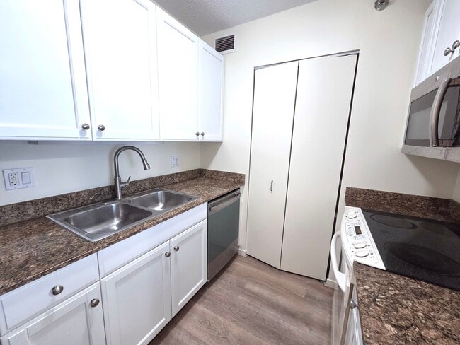 Building Photo - 400 N La Salle Dr