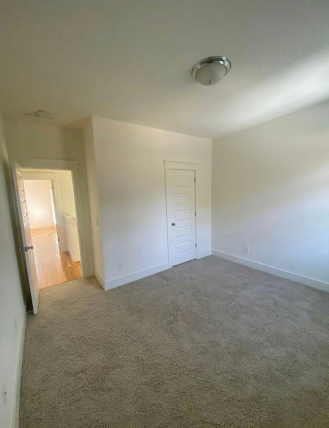 Building Photo - 225 Airlie Dr