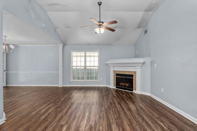 Building Photo - 570 Lory Ln