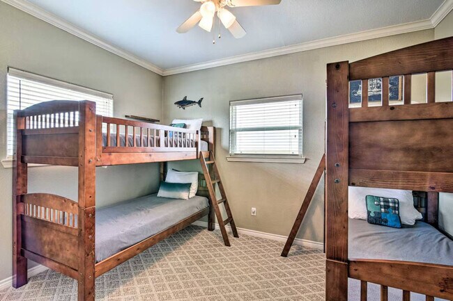 Building Photo - 3229 Castle Dr