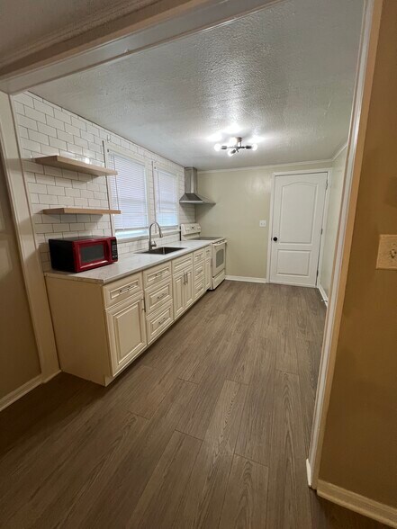 Building Photo - 1550 Robin St