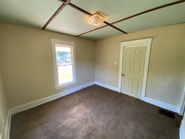 Building Photo - 124 N Beard St