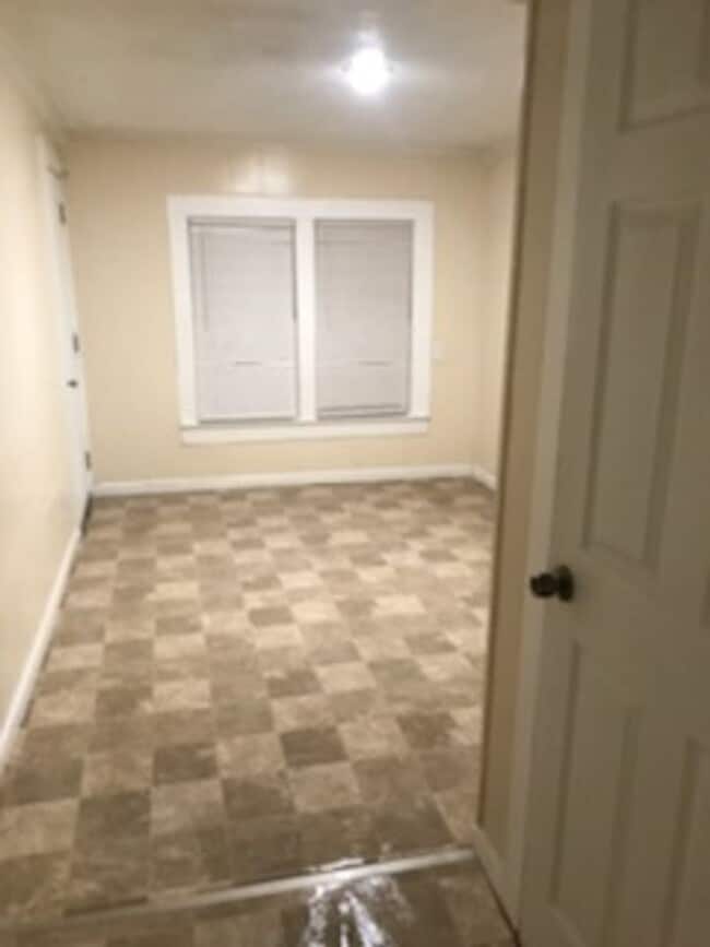 Building Photo - Duplex 1 Bedroom