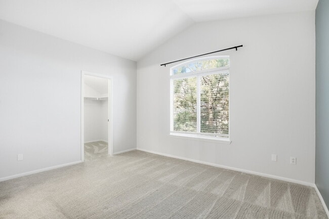 Building Photo - Updated Two Bedroom Condo in Great Location - Community Pool