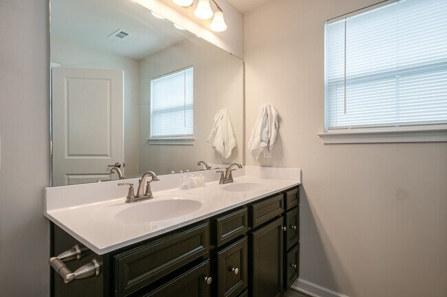 Building Photo - 1232 Savannah Ave