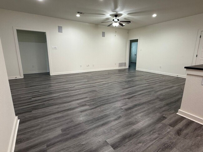 Building Photo - * MOVE IN SUMMER 6/19/2027 * 5 Bed 5.5 Bat...