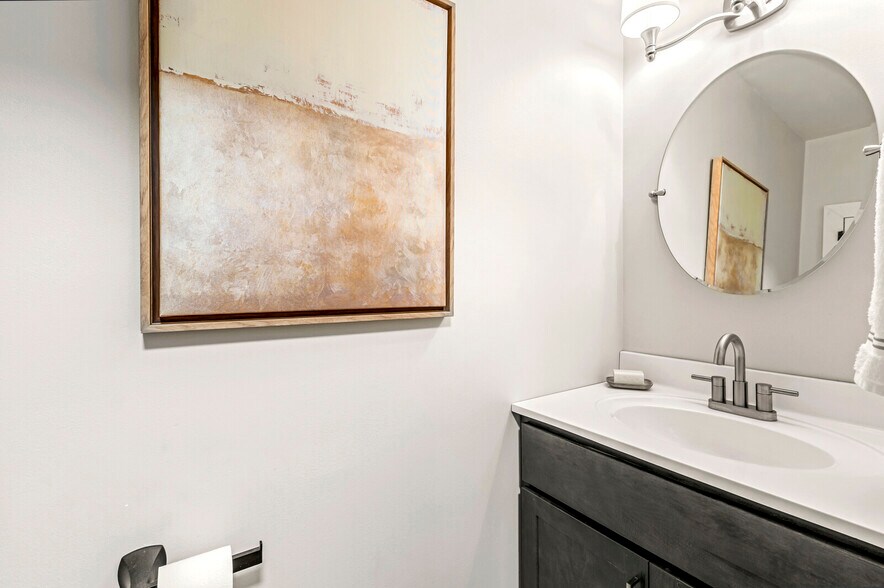 Powder Room - 174 W 7th St