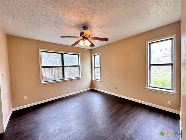 Building Photo - 906 N LBJ Dr