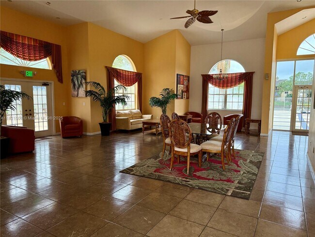 Building Photo - 350 Palm Cir W