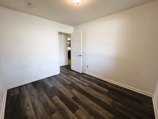 Building Photo - Spacious 4-bedroom home!