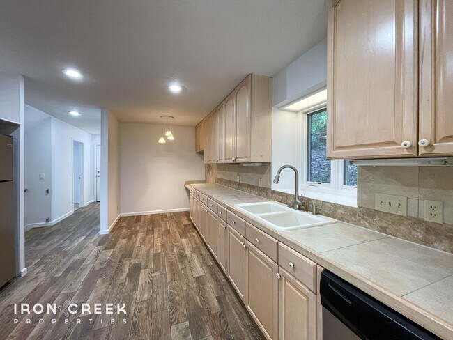 Building Photo - Beautiful 3-Bed/3.5-Bath Home in Gated Fai...