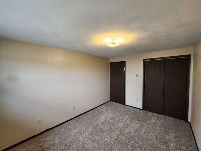 Building Photo - UPPER: 1 Bedroom Apartment in a quiet building.