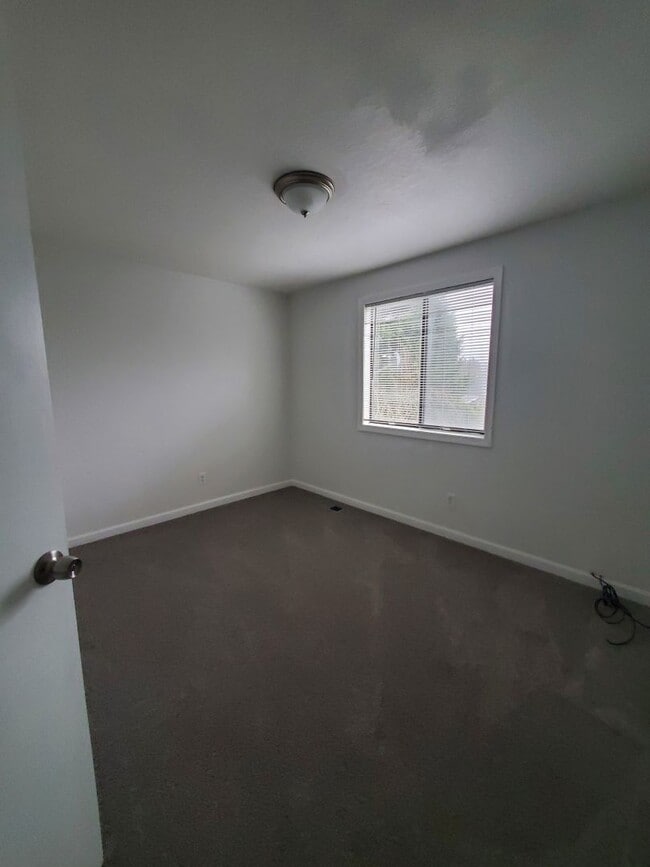 Building Photo - 3 bedroom - recently renovated home