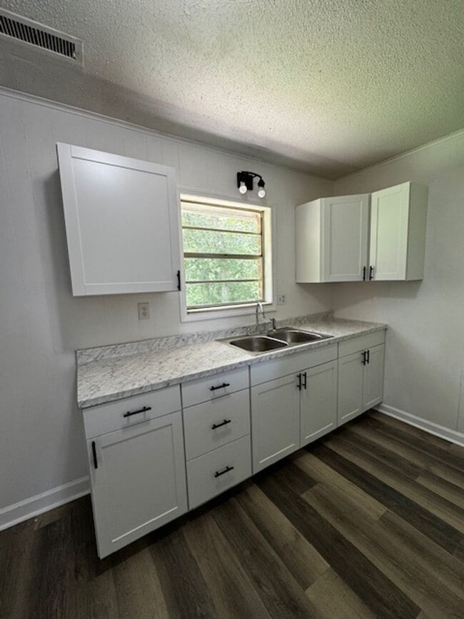 Building Photo - 50% OFF FIRST MONTH'S RENT!! 1 Bed 1 Bath Apartment with Water and Trash included