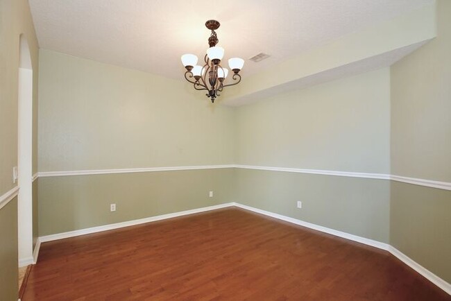 Building Photo - Elegant 3/3 Spacious Townhome with a 2 Car...