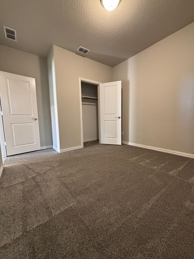 Building Photo - REDUCED-Quick Move In-Spacious 4-Bedroom H...