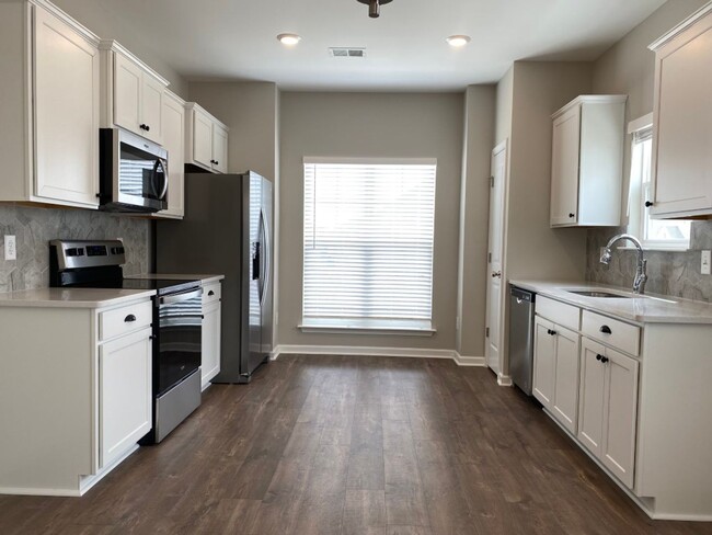 Building Photo - Spacious End Unit Townhome in Blakeney Com...