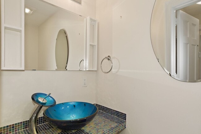 Building Photo - Available Now! 4 Bedroom  3.5  Bathroom Townhouse //Woodley Park// Garage, Driveway & 3 Levels of...