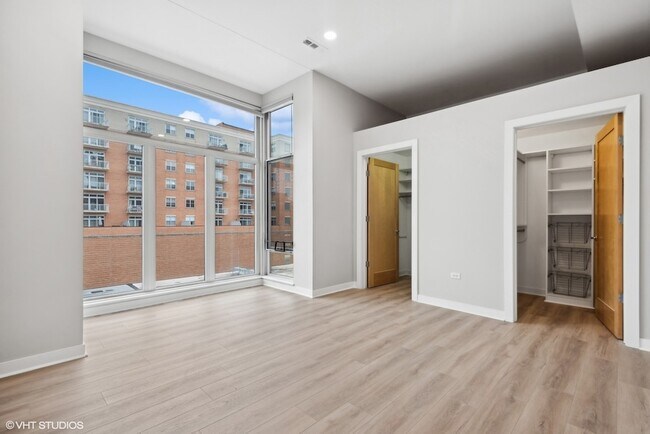 Building Photo - 939 W Madison St