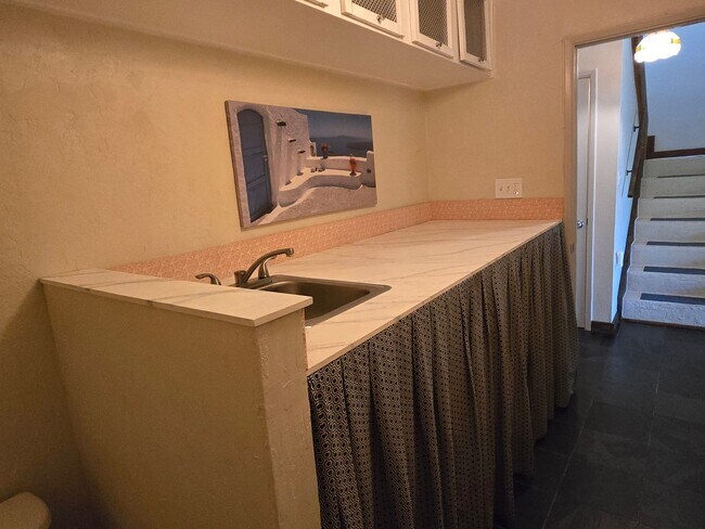 Building Photo - Beautiful two story, 3 bed, 1 full bath, 2...