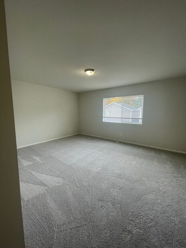 Building Photo - 4 bedrooms + BONUS ROOM And 2.5 baths Tumw...