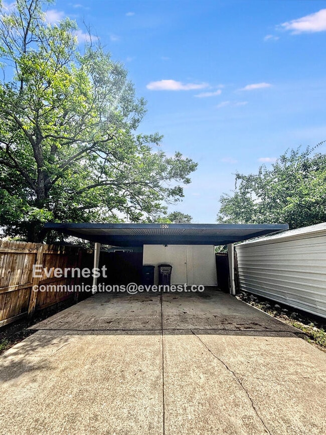 Building Photo - 807 Meadow Mead Dr