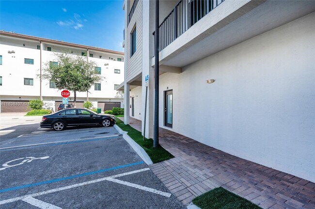 Building Photo - 4740 NW 84th Ct