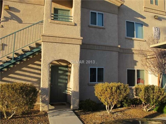 Building Photo - CLEAN, move in ready~GATED and super COMMU...