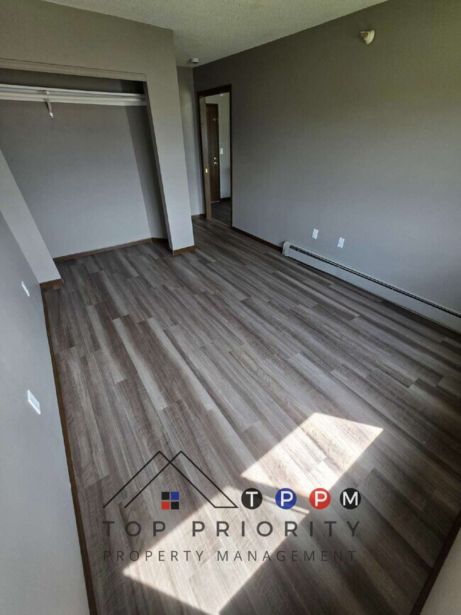 Building Photo - 3 Bedroom | 2 Bathroom Unit Available RIGH...