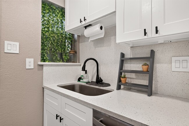 Building Photo - 1005 Avenue D